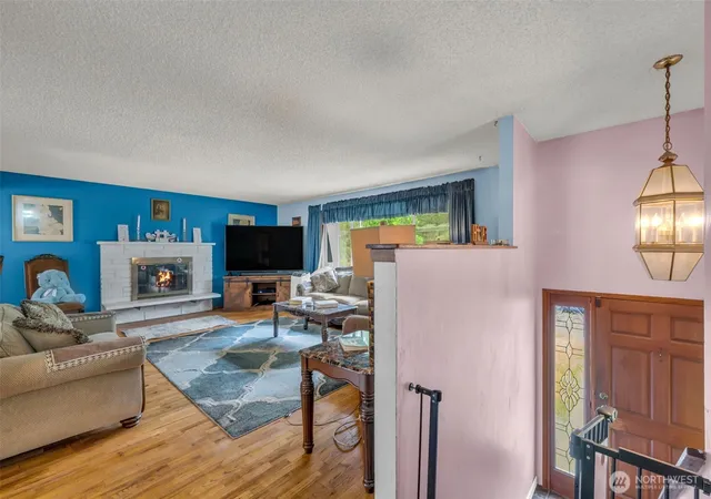 Photo 3 of Single family home for sale at 302 N 188th Street, Shoreline, WA 98133 | MLS# NWM2548047 | Listing updated on 2026-10-01