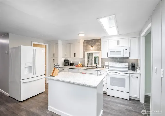 Photo 4 of Manufactured home for sale at 201 Union Ave SE #44, Renton, WA 98059 | MLS# NWM2548839 | Listing updated on 2026-09-22