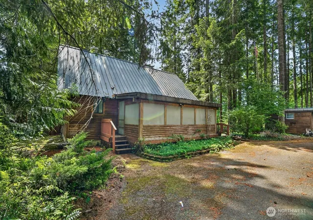 Photo 3 of Single family home for sale at 31 N Mallard Way W, Hoodsport, WA 98548 | MLS# NWM2549668 | Listing updated on 2026-09-16