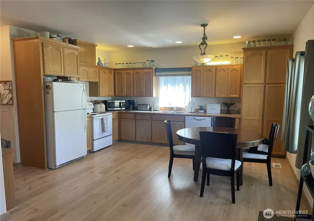 Photo 4 of Single family home for sale at 11712 10th Avenue E, Tacoma, WA 98445 | MLS# NWM2549760 | Listing updated on 2026-10-01