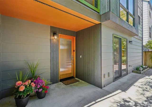 Photo 2 of Townhouse for sale at 9423 Roosevelt Way Ne, Seattle, WA 98115 | MLS# NWM2550801 | Listing updated on 2026-09-17