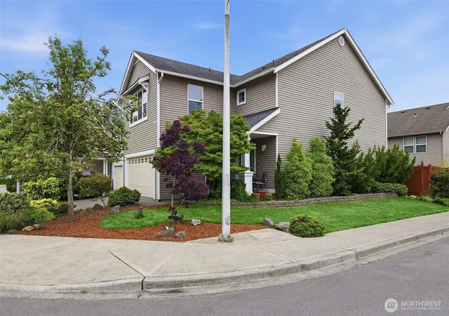 Photo 2 of Single family home for sale at 305 Lynnwood Ave Se, Renton, WA 98056 | MLS# NWM2551194 | Listing updated on 2026-10-01