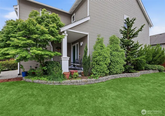 Photo 3 of Single family home for sale at 305 Lynnwood Ave Se, Renton, WA 98056 | MLS# NWM2551194 | Listing updated on 2026-10-01
