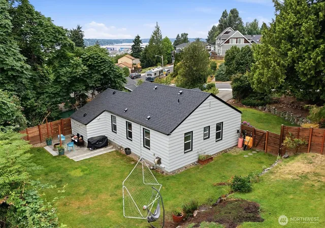 Photo 2 of Sale Pending at 555 Windsor Pl Ne, Renton, WA 98056 | MLS# NWM2551423 | Listing updated on 2026-09-21