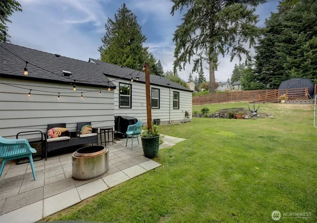 Photo 3 of Sale Pending at 555 Windsor Pl Ne, Renton, WA 98056 | MLS# NWM2551423 | Listing updated on 2026-09-21