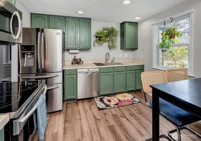 Photo 4 of Sale Pending at 555 Windsor Pl NE, Renton, WA 98056 | MLS# NWM2551423 | Listing updated on 2026-09-21