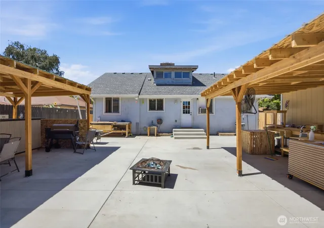 Single family home for sale at 1218 SW D St, Ephrata, WA 98823 | MLS# NWM2553605