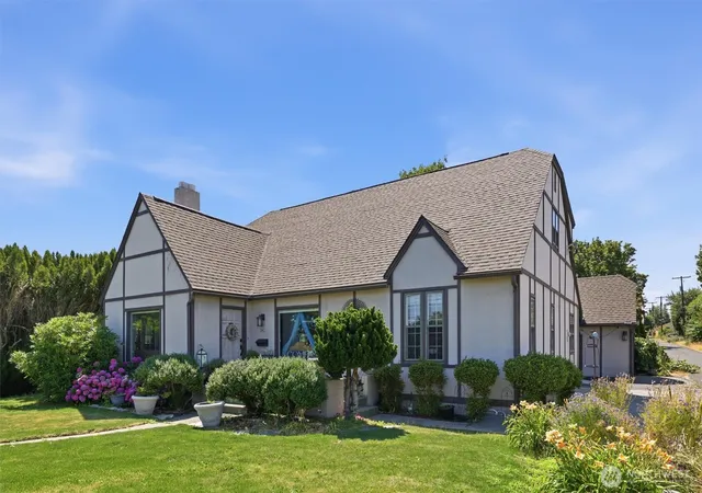 Single family home for sale at 2406 Summitview Ave, Yakima, WA 98902 | MLS# NWM2553872