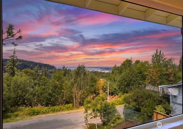 Photo 3 of Single family home for sale at 904 Puget St, Bellingham, WA 98226 | MLS# NWM2553878 | Listing updated on 2026-10-01