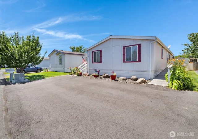 Photo 4 of Sale Pending at 3211 W Wapato Dr #28, Moses Lake, WA 98837 | MLS# NWM2554577 | Listing updated on 2026-09-08