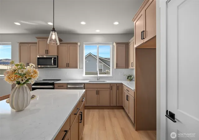Photo 3 of Single family home for sale at 639 S Kent Ave, East Wenatchee, WA 98802 | MLS# NWM2554754 | Listing updated on 2026-10-01
