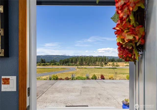 Photo 3 of Sale Pending at 4200 Upper Peoh Point Rd, Cle Elum, WA 98922 | MLS# NWM2554950 | Listing updated on 2026-09-25