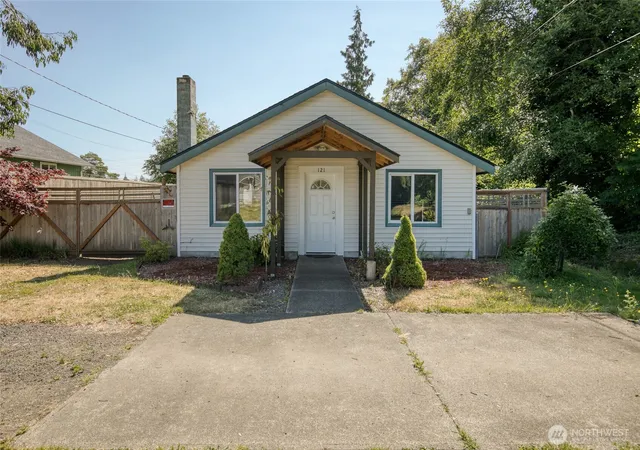 Photo 1 of Single family home for sale at 121 W Marion St, Aberdeen, WA 98520 | MLS# NWM2555186 | Listing updated on 2026-09-22