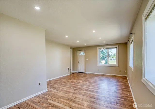 Photo 4 of Single family home for sale at 121 W Marion St, Aberdeen, WA 98520 | MLS# NWM2555186 | Listing updated on 2026-09-22