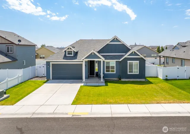 Photo 3 of Sale Pending at 412 Ne L St, Quincy, WA 98848 | MLS# NWM2556734 | Listing updated on 2026-09-23