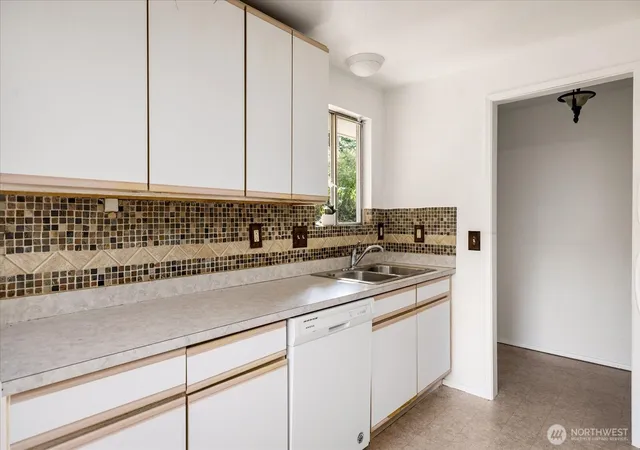 Photo 3 of Sale Pending at 4511 Woodland Cir, Oak Harbor, WA 98277 | MLS# NWM2557544 | Listing updated on 2026-09-25