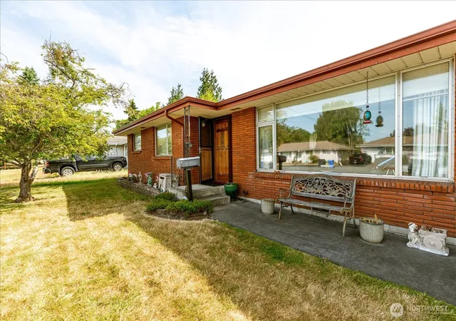 Photo 2 of Sale Pending at 532 Se Pasek St, Oak Harbor, WA 98277 | MLS# NWM2557903 | Listing updated on 2026-09-25