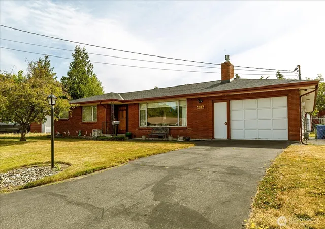 Photo 3 of Sale Pending at 532 Se Pasek St, Oak Harbor, WA 98277 | MLS# NWM2557903 | Listing updated on 2026-09-25