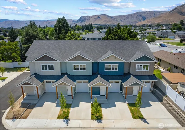 Townhouse for sale at 1030 Finch Ln #E4, Wenatchee, WA 98801 | MLS# NWM2558744