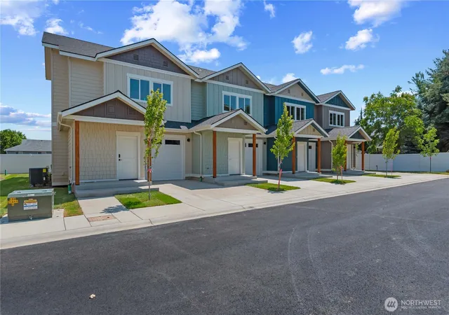 Photo 2 of Townhouse for sale at 1030 Finch Ln #E4, Wenatchee, WA 98801 | MLS# NWM2558744 | Listing updated on 2026-09-22