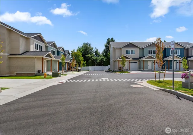 Photo 3 of Townhouse for sale at 1030 Finch Ln #E4, Wenatchee, WA 98801 | MLS# NWM2558744 | Listing updated on 2026-09-22