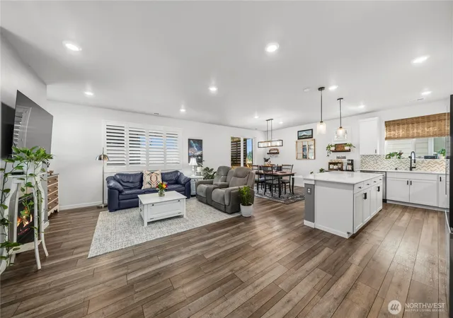 Photo 4 of Single family home for sale at 810 Burwood St SE, Lacey, WA 98503 | MLS# NWM2558907 | Listing updated on 2026-09-17