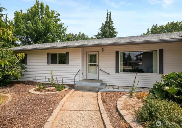 Photo 4 of Single family home for sale at 1809 Sorensen Ave, Wenatchee, WA 98801 | MLS# NWM2559447 | Listing updated on 2026-09-23