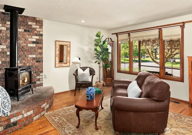 Photo 4 of Sale Pending at 1260 168th Avenue NE, Bellevue, WA 98008 | MLS# NWM2559604 | Listing updated on 2026-09-17