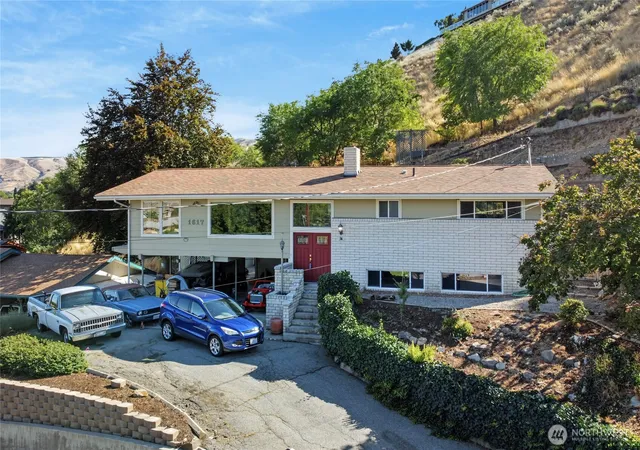 Photo 2 of Single family home for sale at 1617 Carson Ln, Wenatchee, WA 98801 | MLS# NWM2559746 | Listing updated on 2026-09-29
