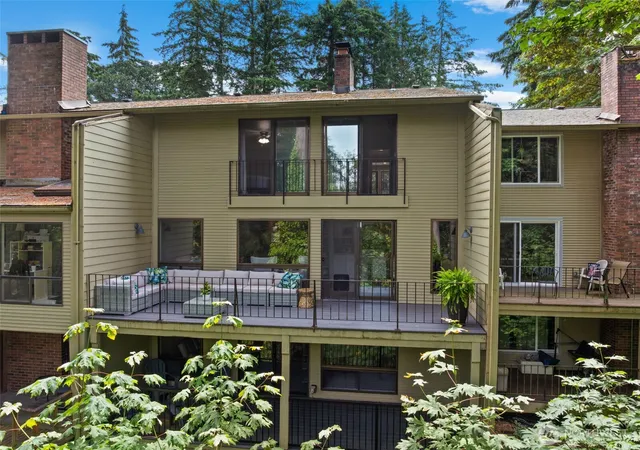 Photo 3 of Townhouse for sale at 7811 Zircon Dr Sw, Lakewood, WA 98498 | MLS# NWM2559770 | Listing updated on 2026-09-23