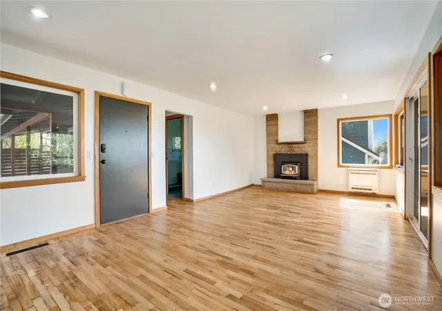 Photo 4 of Sale Pending at 1127 Perry Ave, Bremerton, WA 98310 | MLS# NWM2560610 | Listing updated on 2026-09-16