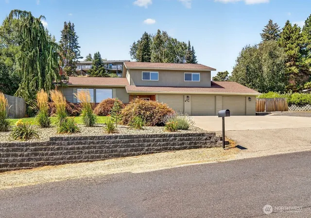 Photo 2 of Single family home for sale at 1607 Horselake Rd, Wenatchee, WA 98801 | MLS# NWM2561292 | Listing updated on 2026-09-30