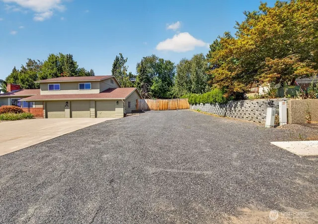 Photo 3 of Single family home for sale at 1607 Horselake Rd, Wenatchee, WA 98801 | MLS# NWM2561292 | Listing updated on 2026-09-30