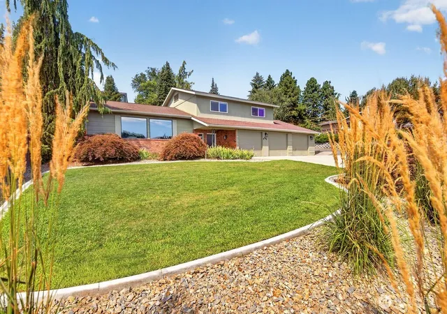 Photo 3 of Single family home for sale at 1607 Horselake Rd, Wenatchee, WA 98801 | MLS# NWM2561292 | Listing updated on 2026-09-30