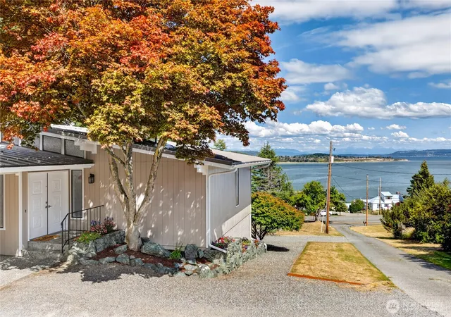 Photo 3 of Single family home for sale at 578 Sw Shelley Ln, Oak Harbor, WA 98277 | MLS# NWM2561335 | Listing updated on 2026-09-28