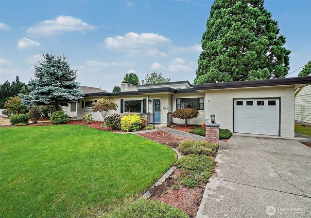 Photo 2 of Sale Pending at 415 R St Ne, Auburn, WA 98002 | MLS# NWM2561782 | Listing updated on 2026-10-01