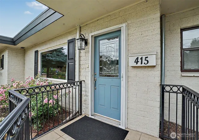Photo 3 of Sale Pending at 415 R St Ne, Auburn, WA 98002 | MLS# NWM2561782 | Listing updated on 2026-10-01