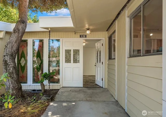 Photo 2 of Single family home for sale at 3621 81st Avenue Se, Mercer Island, WA 98040 | MLS# NWM2562515 | Listing updated on 2026-09-23
