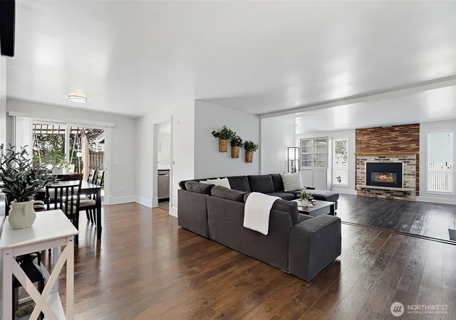Photo 3 of Single family home for sale at 914 S 30th Place, Renton, WA 98055 | MLS# NWM2564229 | Listing updated on 2026-09-23