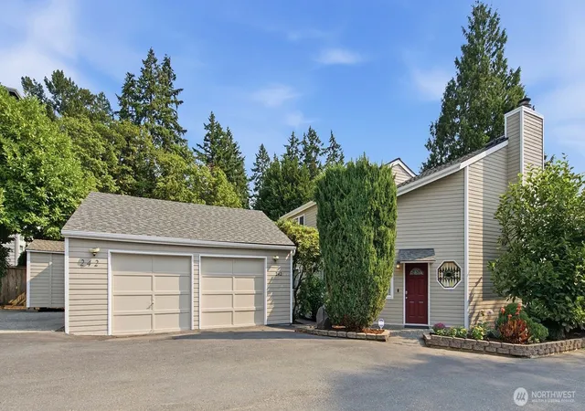 Photo 3 of Single family home for sale at 242 W Lake Sammamish Pkwy Se, Bellevue, WA 98008 | MLS# NWM2564430 | Listing updated on 2026-09-28