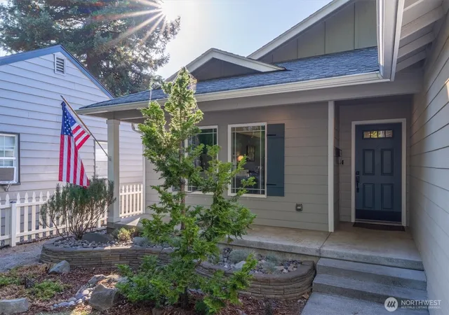 Photo 2 of Single family home for sale at 527 26th Avenue, Longview, WA 98632 | MLS# NWM2565978 | Listing updated on 2026-09-23