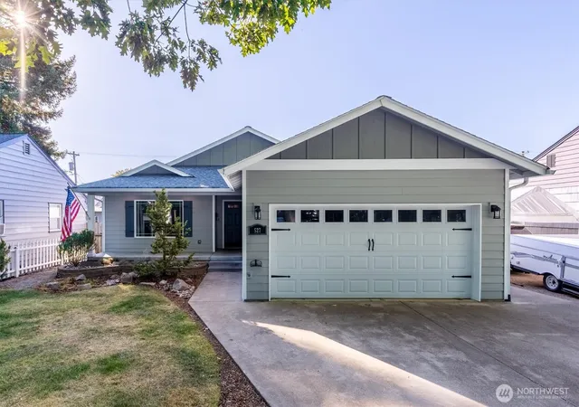 Photo 3 of Single family home for sale at 527 26th Avenue, Longview, WA 98632 | MLS# NWM2565978 | Listing updated on 2026-09-23