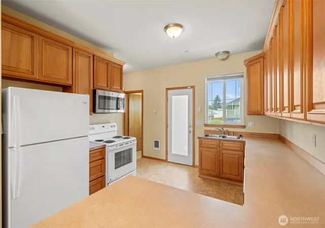 Photo 3 of Townhouse for sale at 5621 S Lawrence St #D, Tacoma, WA 98409 | MLS# NWM2566164 | Listing updated on 2026-09-17
