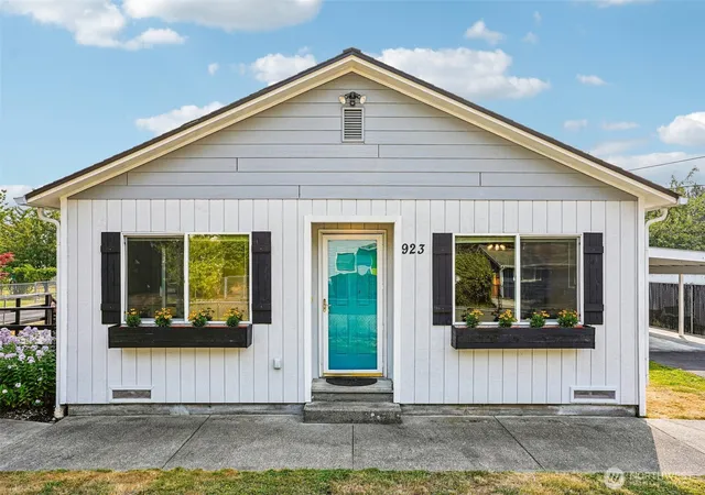 Photo 1 of Single family home for sale at 923 16th Street Sw, Puyallup, WA 98371 | MLS# NWM2566252 | Listing updated on 2026-10-26