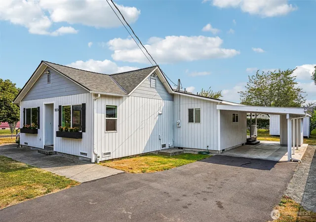 Photo 2 of Single family home for sale at 923 16th Street Sw, Puyallup, WA 98371 | MLS# NWM2566252 | Listing updated on 2026-10-26