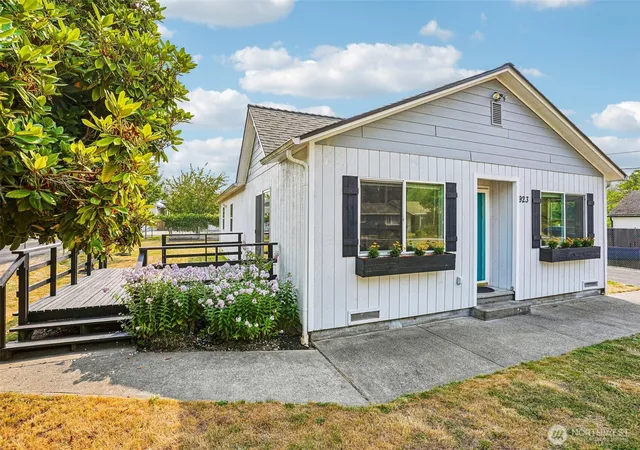 Photo 3 of Single family home for sale at 923 16th Street Sw, Puyallup, WA 98371 | MLS# NWM2566252 | Listing updated on 2026-10-26
