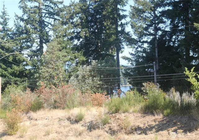 Photo 4 of Manufactured home for sale at 102 Sereno Cir Dr, Bremerton, WA 98312 | MLS# NWM2567156 | Listing updated on 2026-09-30