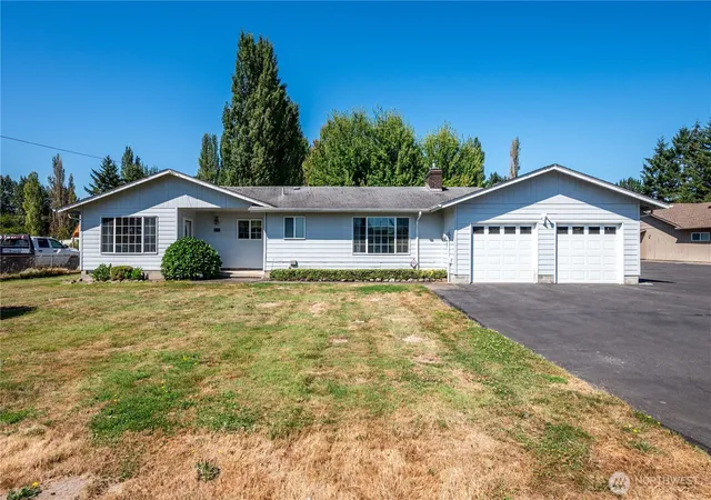 Photo 2 of Sale Pending at 1425 33rd Ave, Longview, WA 98632 | MLS# NWM2567360 | Listing updated on 2026-09-25