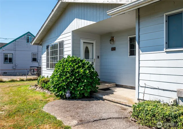 Photo 3 of Sale Pending at 1425 33Rd Ave, Longview, WA 98632 | MLS# NWM2567360 | Listing updated on 2026-09-25