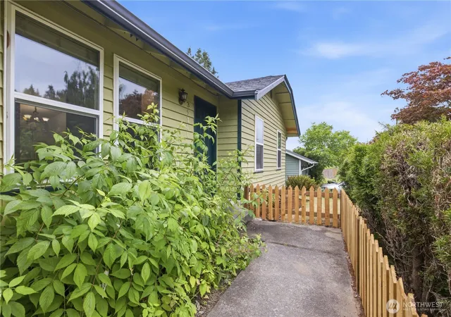 Photo 2 of Single family home for sale at 35311 19th Avenue Sw, Federal Way, WA 98023 | MLS# NWM2568036 | Listing updated on 2026-09-18